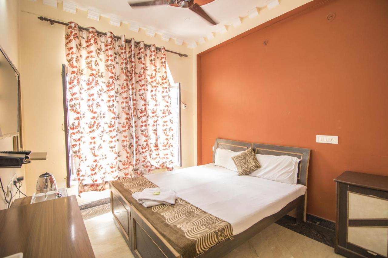 דהראדון Hotel Bajaj Inn מראה חיצוני תמונה